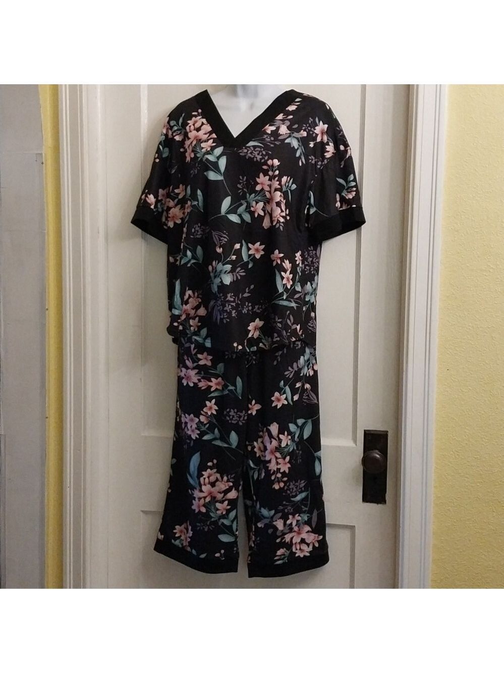 Afifei Women's Sleepwear Capri Pajama Sets Short   Sleeve  NWT Size S